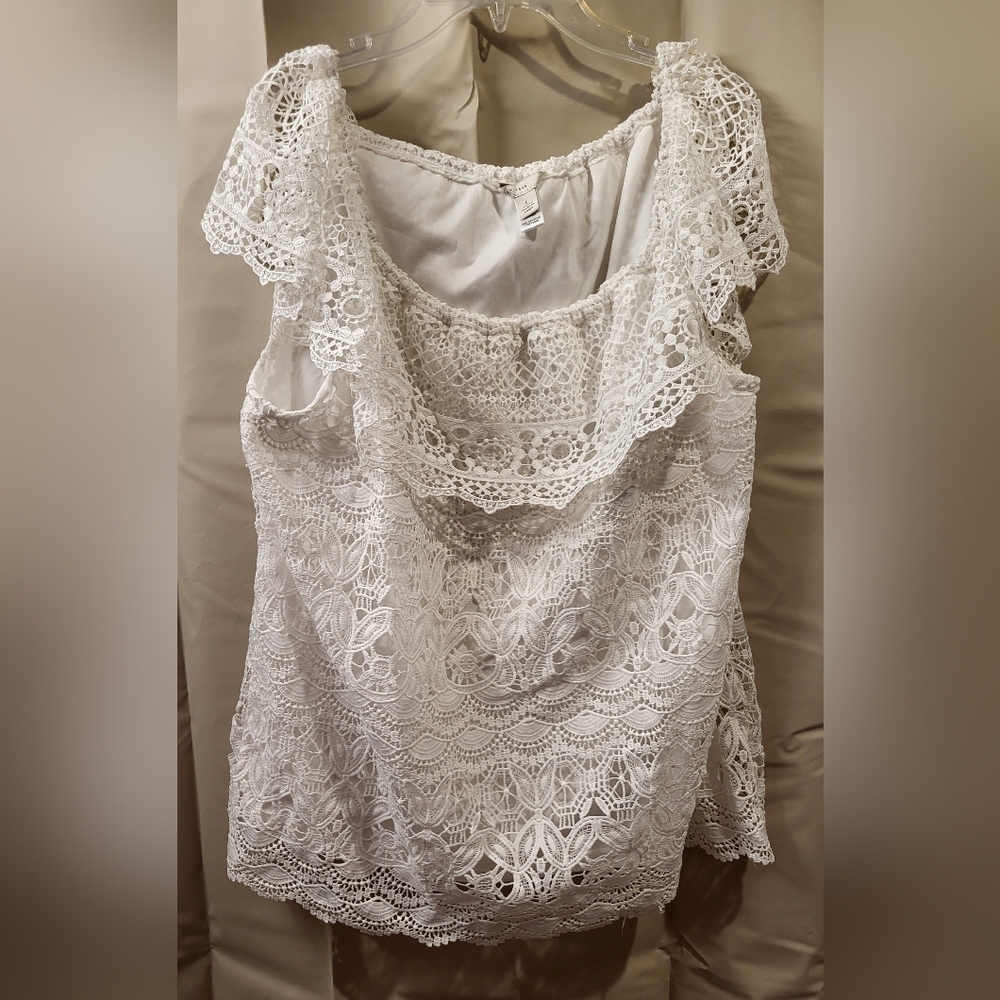 Est. 1946 sleeveless blouse with lace overlay size large